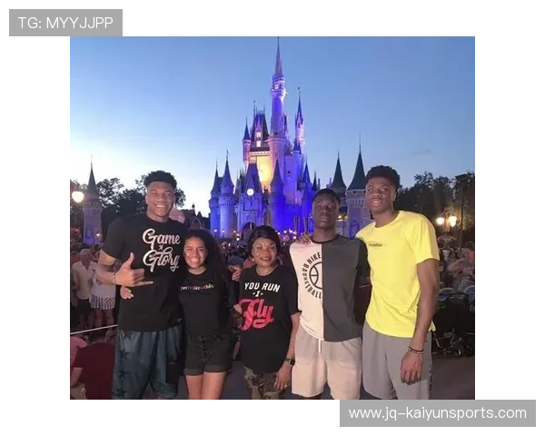 字母哥带家人去迪士尼被游客误认保安